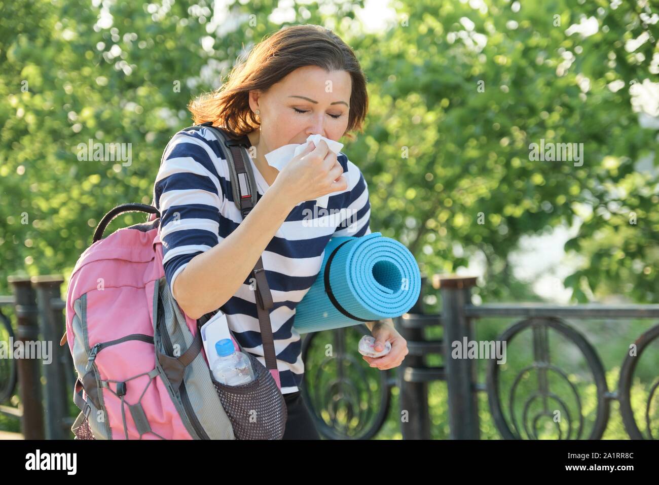Frau Fuß in den Park mit Taschentuch, Husten und Niesen, Allergie der kalten Jahreszeit Stockfoto