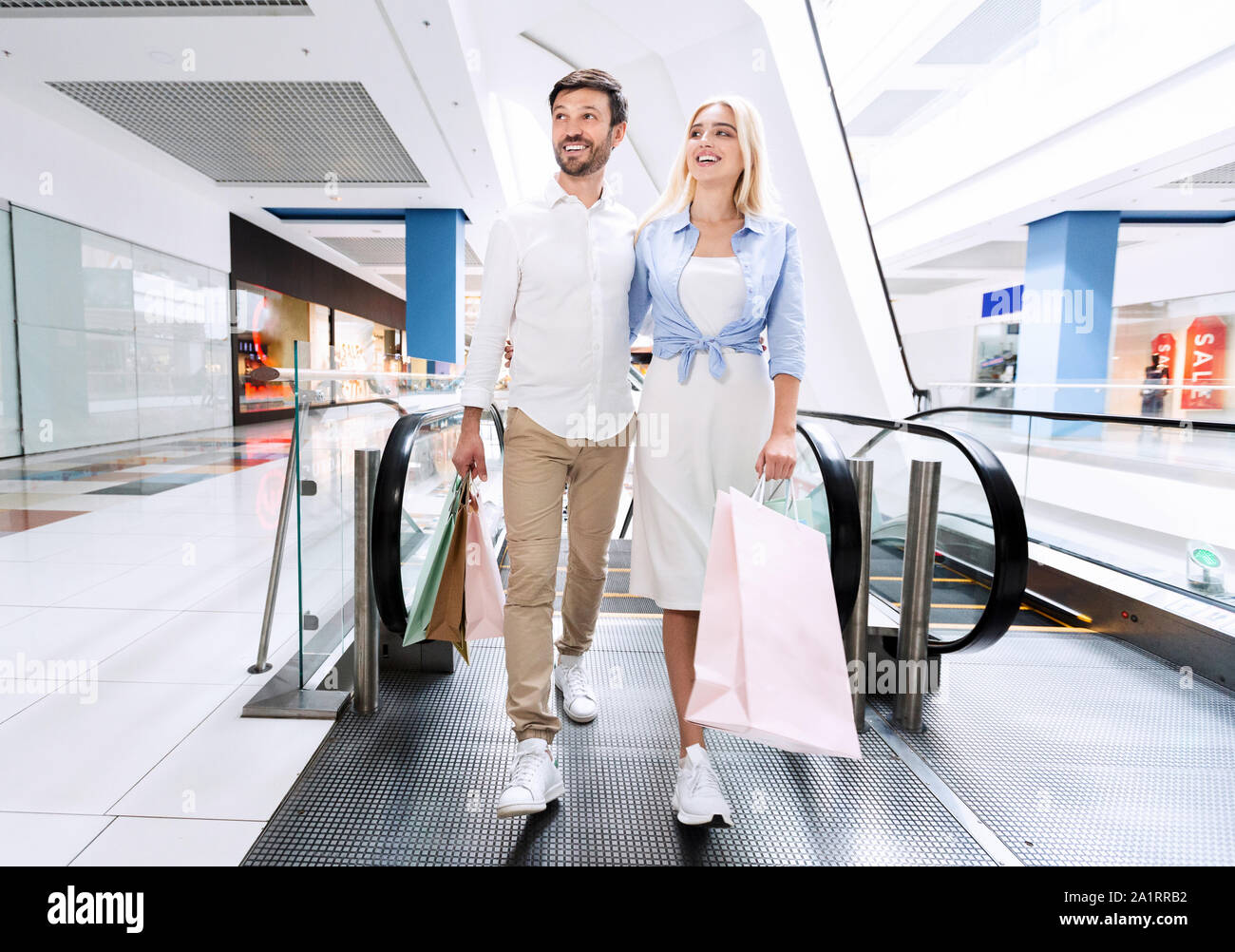 Ehegatten Einkauf erhalten weg Rolltreppe Holding Taschen in Mall Stockfoto