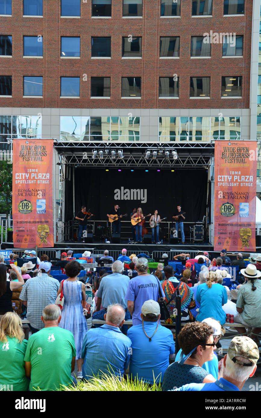 Bands spielen live Musik im Jahr 2019 weit offen Bluegrass Festival in der Innenstadt von Raleigh, North Carolina. Stockfoto