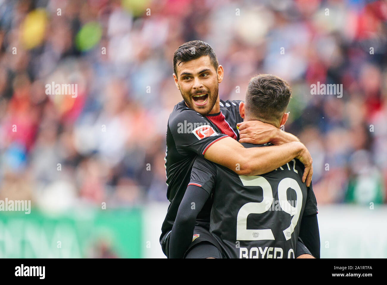 Augsburg, Deutschland. 28 Sep, 2019. Kai HAVERTZ, Lev 29 feiert sein Ziel, Freude, Lachen, feiern, 0-3 mit Kevin VOLLAND, Lev 31 Jubel, Freude, Emotionen, feiern, lachen, Jubeln, Jubeln, reißt die Arme, ballte die Faust, Feiern, Feier, Torjubel, FC Augsburg - Bayer 04 Leverkusen 0-3 - DFL-Bestimmungen verbieten die Verwendung von Fotografien als BILDSEQUENZEN und/oder quasi-VIDEO - 1. Credit: Peter Schatz/Alamy leben Nachrichten Stockfoto