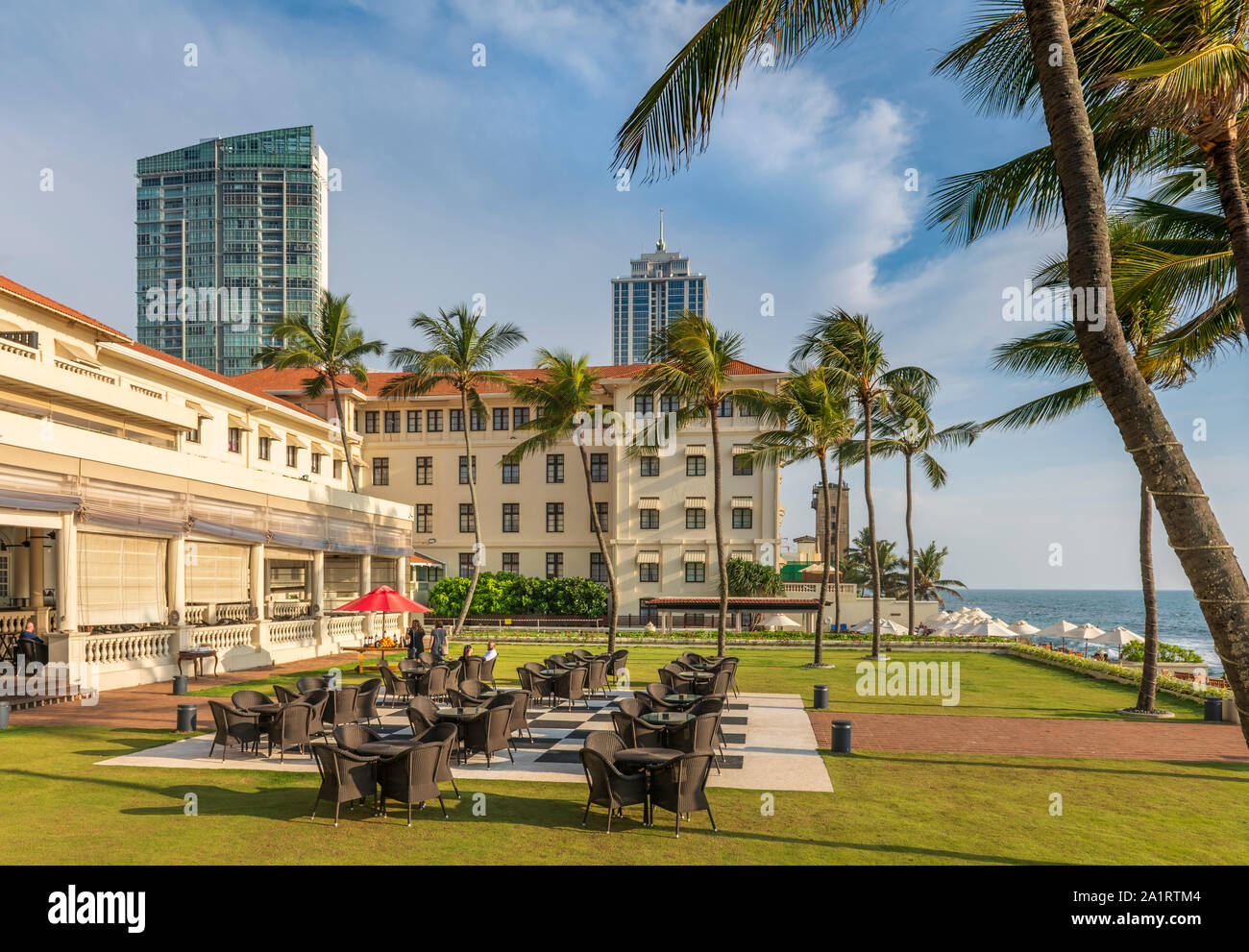 Eines der Ikonischen Sri Lanka Wahrzeichen, das Galle Face Hotel liegt im Herzen von Colombo gelegen, entlang der Küste und mit Blick auf den berühmten Galle Face Gr Stockfoto