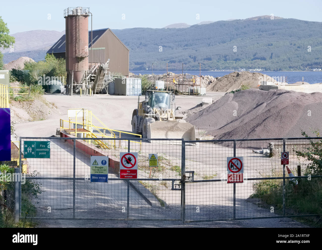 Steinbruch Website für die Ausgrabung von Stein mit Eingangstor mit Sicherheitsschilder Stockfoto