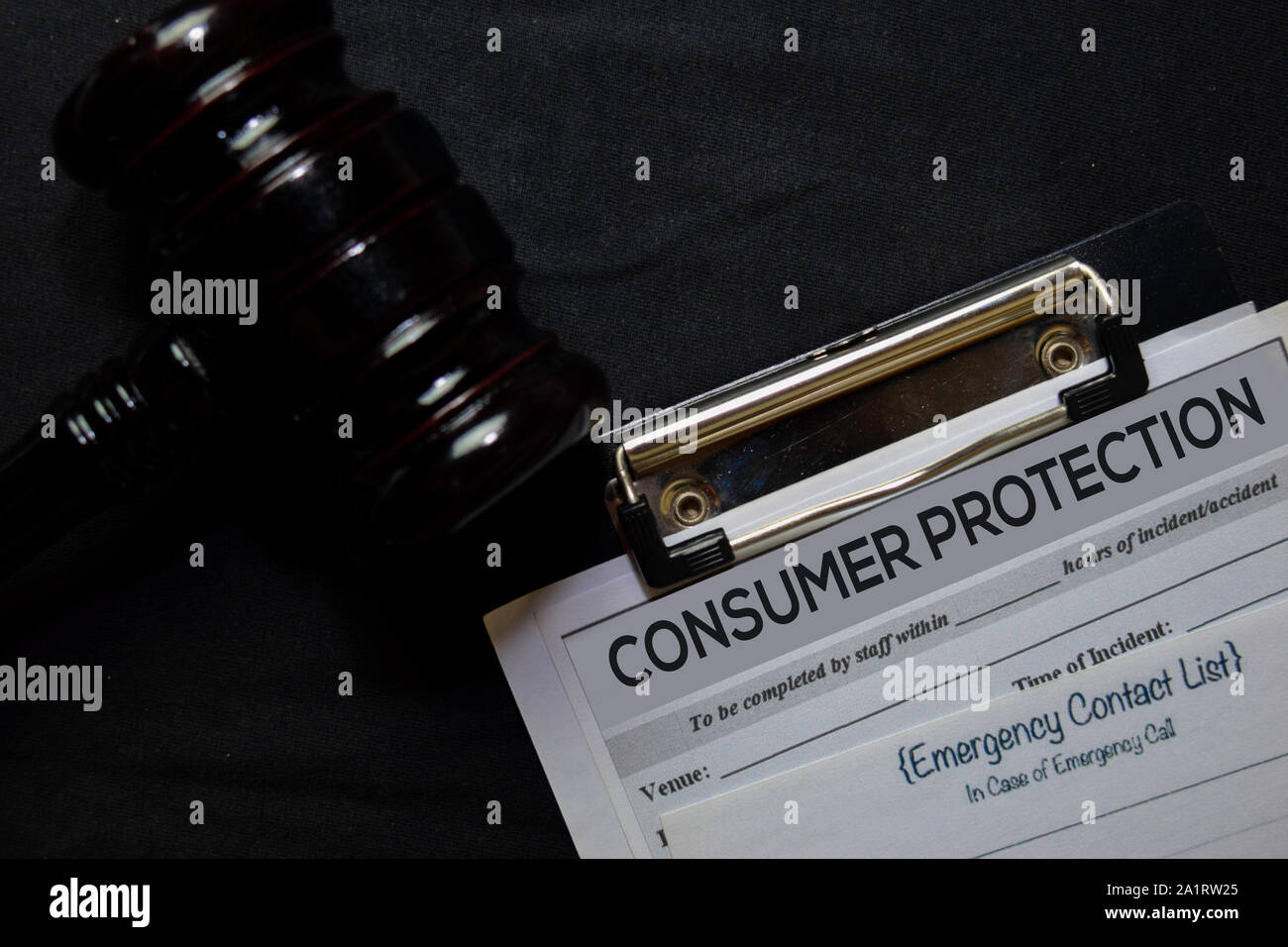 Verbraucherschutz text auf Dokument und Hammer isoliert auf Büro Schreibtisch. Gesetz Konzept Stockfoto