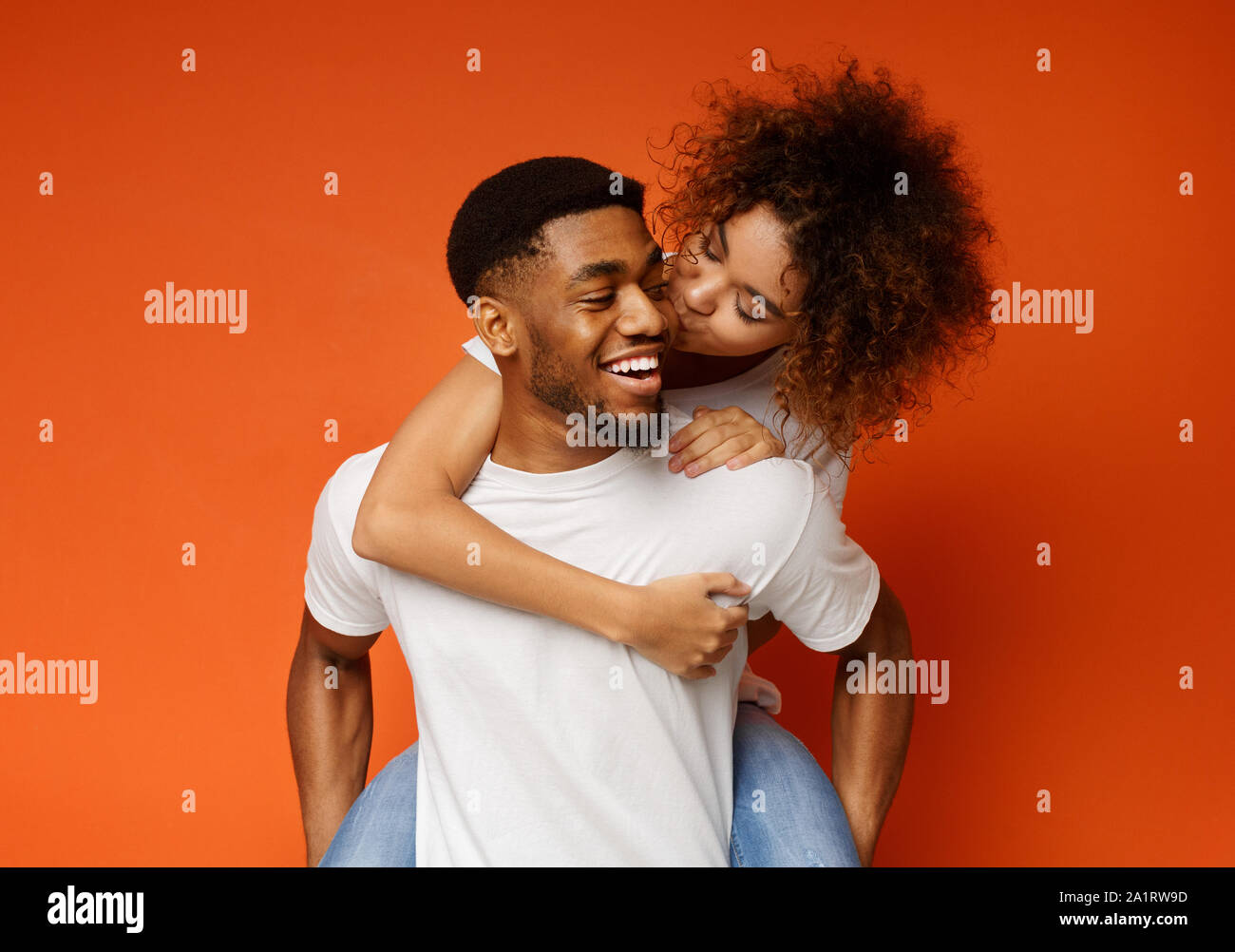 African American tausendjährigen Paar Narren zusammen, Mädchen küssen ihr Freund Stockfoto