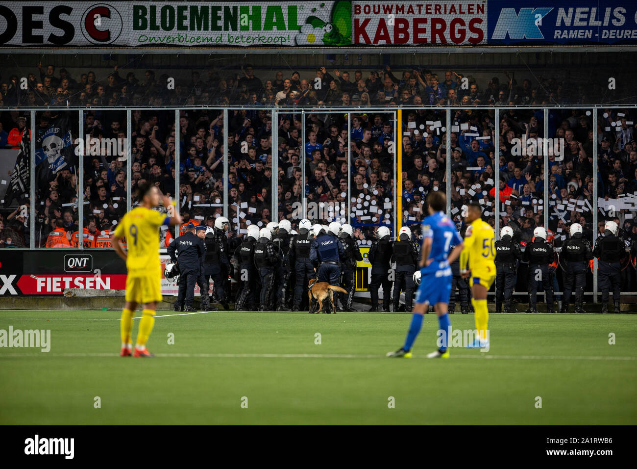 SINT-TRUIDEN, Belgien - 28 September: Eingreifen der Polizei GenkÕs Unterstützer während der Jupiler Pro League Spieltag 9 zwischen Stvv und KRC Genk am 28. September 2019 in Sint-Truiden Stayen Stadium, Belgien. (Foto von Frank Abbeloos/Isosport) Credit: Pro Schüsse/Alamy leben Nachrichten Stockfoto