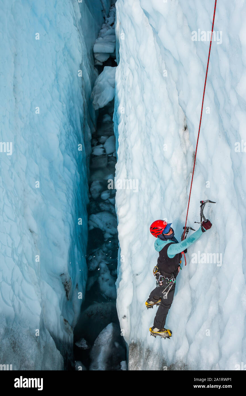 Ice climbing Guide demonstriert Perfekte Technik für die Klienten, die auf eine Tour zu den Matanuska Gletscher in Alaska. Stockfoto