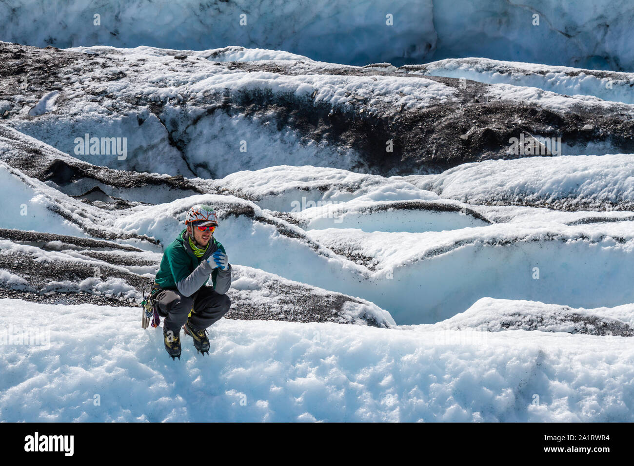 Ein Gletscher Guide führt die Auszubildenden auf der Matanuska Gletscher, unter Einhaltung der Maßnahmen, um Ihnen zu helfen, voraus. Stockfoto