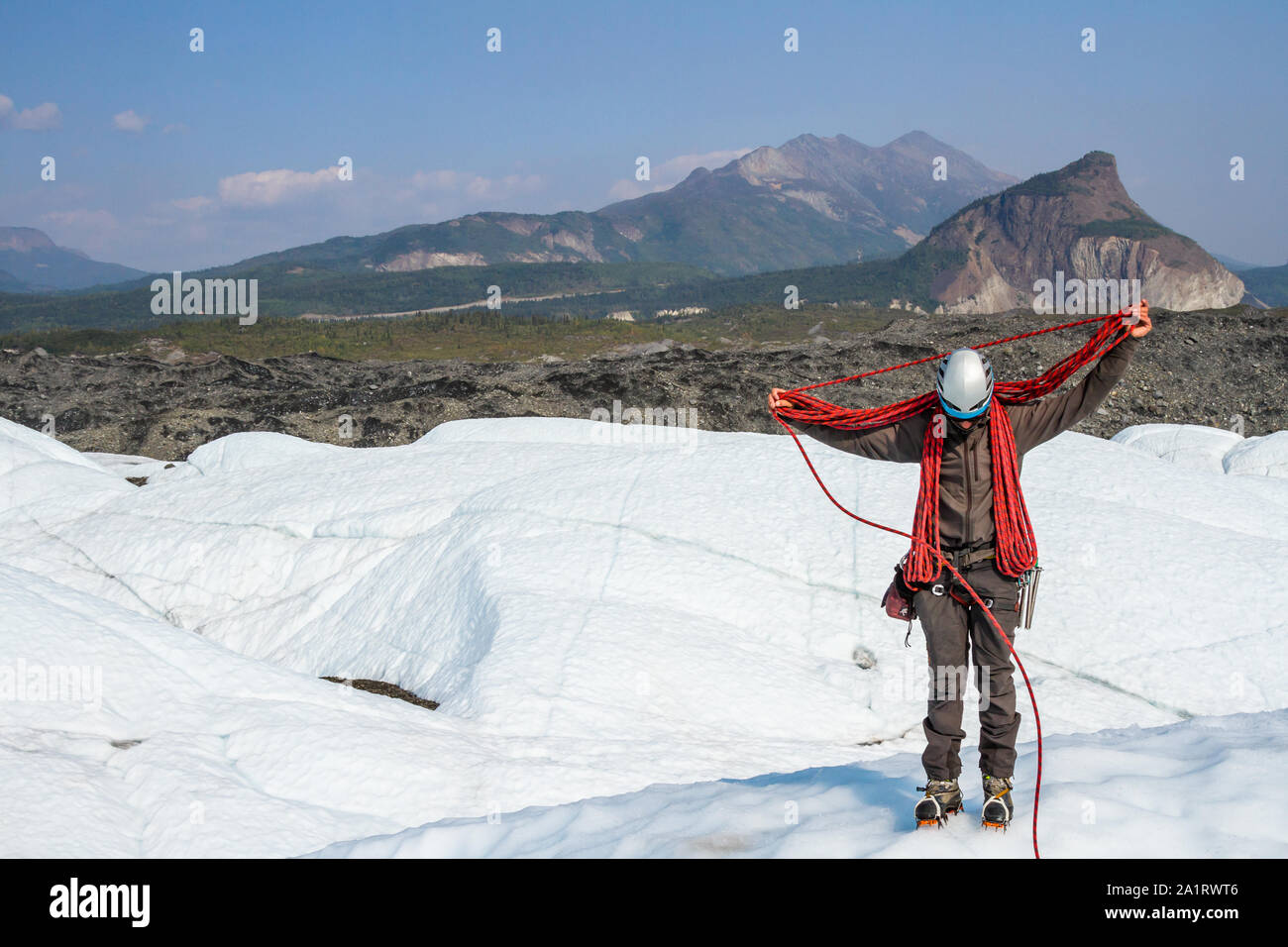 Alaskan Kletterführer Spulen ein Seil über seinen Hals. Er leitet Eisklettern Touren auf der Matanuska Gletscher in Alaska. Stockfoto