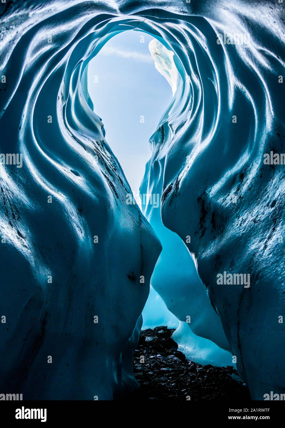 Hohe Torbogen Eingang zu Deep Blue Ice Cave in der Matanuska Gletscher in Alaska. Stockfoto