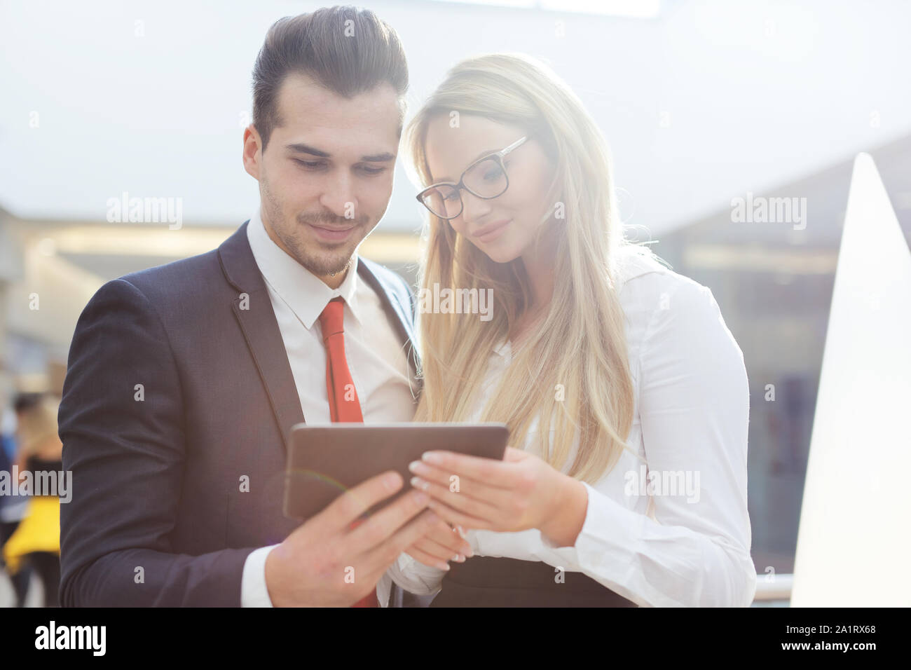 Junge Geschäftsleute zusammen lesen auf digital Tablet im Innenbereich Stockfoto