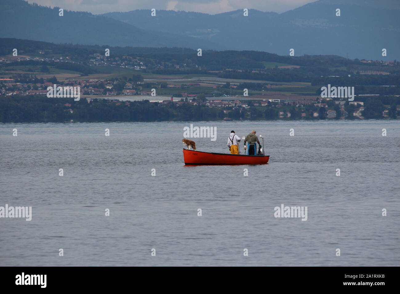 Ein Fischerboot mit Schweizer Dörfer im Hintergrund Stockfoto