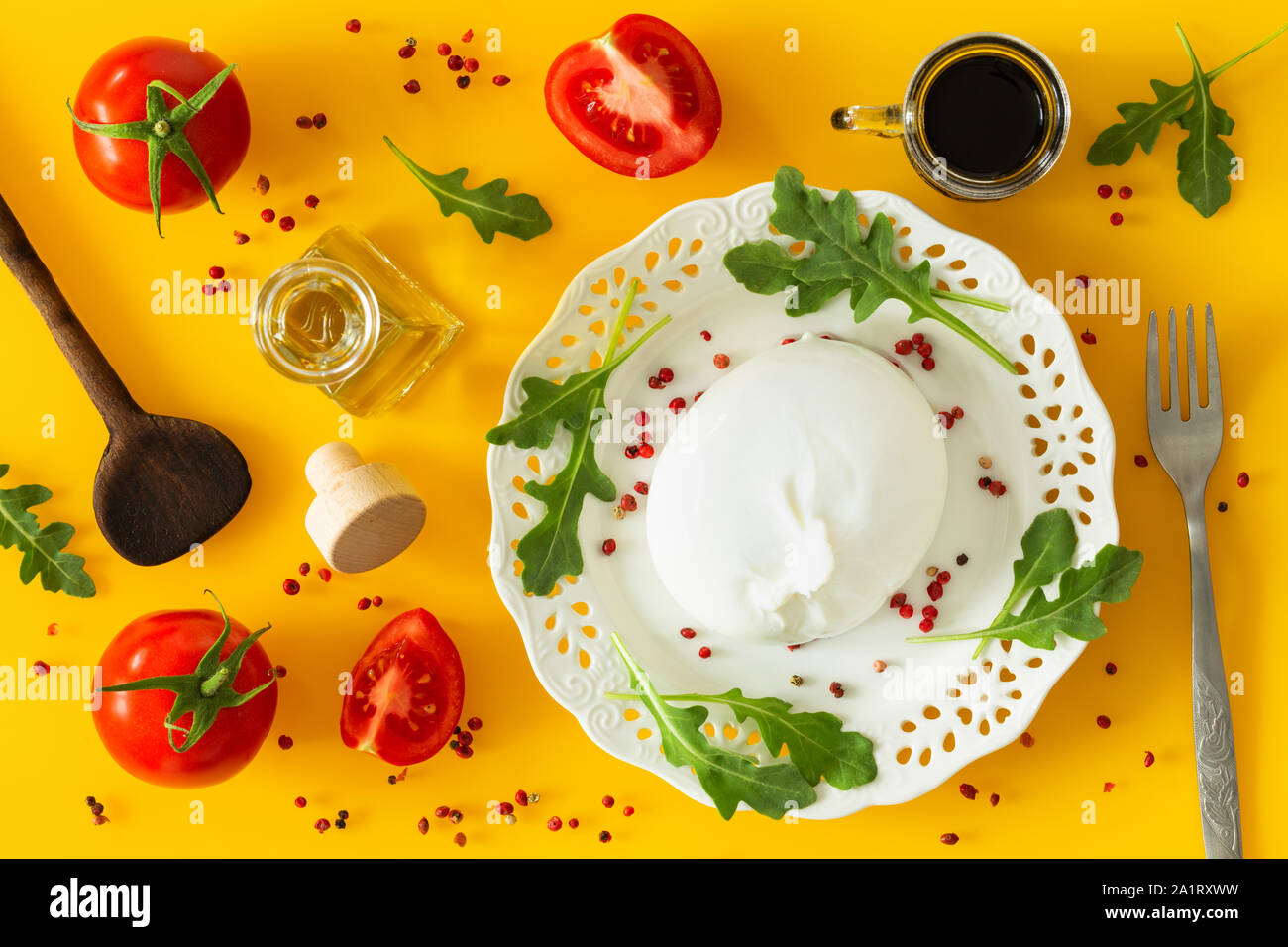 Burrata, italienischem Käse mit Tomaten, Gewürze, argugula und Olivenöl und Balsamico-Essig Stockfoto