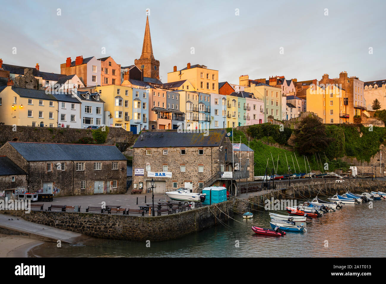 TENBY, Wales, Großbritannien - 13 September 2019: Morgen über historischen Hafen und dem Strand in Tenby, Wales. Stockfoto