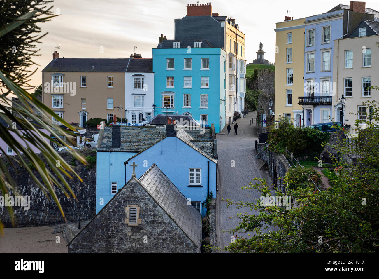 TENBY, Wales, Großbritannien - 13 September 2019: Bunte Häuser auf den Klippen, oberhalb des Hafens in Tenby bei Sonnenaufgang Stockfoto