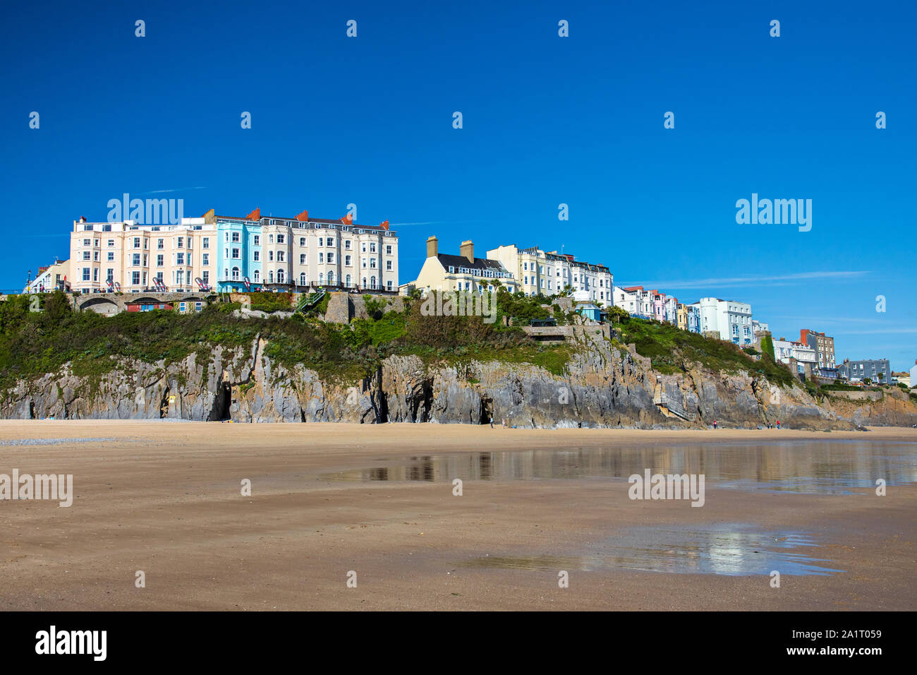 SAUNDERSFOOT WALES, Großbritannien - 13 September 2019: Bunte Häuser auf den Klippen von Tenby Stockfoto