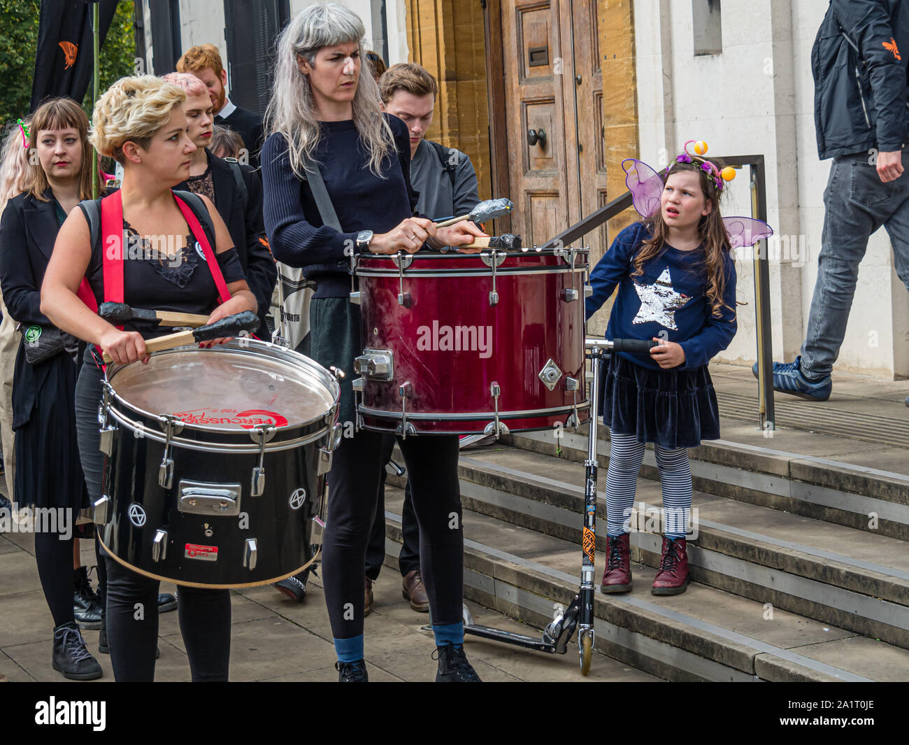 London, Großbritannien. 28. September 2019. Aussterben Rebellion Hackney März von clissold Park hinter einem Sarg zu Stoke Newington Rathaus in Protest anspruchsvolle Hackney Rat ernennt eine Artenvielfalt Officer, auf ihrer jüngsten Erklärung des Klimawandels Notfall handeln, gehören XR und anderen lokalen Gruppen in einem Bürger Montage, verpflichten sich zu Net null Emissionen bis 2025 und 100% der Pensionskasse aus fossilen Brennstoffen zu veräußern. Der Trauerzug für den jüngsten Lokal ausgestorben Red Girdled Bergbau Biene zu den Toren von Abney Park Friedhof, wo es eine Zeit der Reflexion fortgesetzt. Peter Marshall / alamy Leben Nachrichten Stockfoto