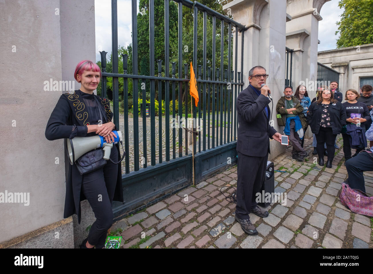 London, Großbritannien. 28. September 2019. Aussterben Rebellion Hackney März von clissold Park hinter einem Sarg zu Stoke Newington Rathaus in Protest anspruchsvolle Hackney Rat ernennt eine Artenvielfalt Officer, auf ihrer jüngsten Erklärung des Klimawandels Notfall handeln, gehören XR und anderen lokalen Gruppen in einem Bürger Montage, verpflichten sich zu Net null Emissionen bis 2025 und 100% der Pensionskasse aus fossilen Brennstoffen zu veräußern. Der Trauerzug für den jüngsten Lokal ausgestorben Red Girdled Bergbau Biene zu den Toren von Abney Park Friedhof, wo es eine Zeit der Reflexion fortgesetzt. Peter Marshall / alamy Leben Nachrichten Stockfoto