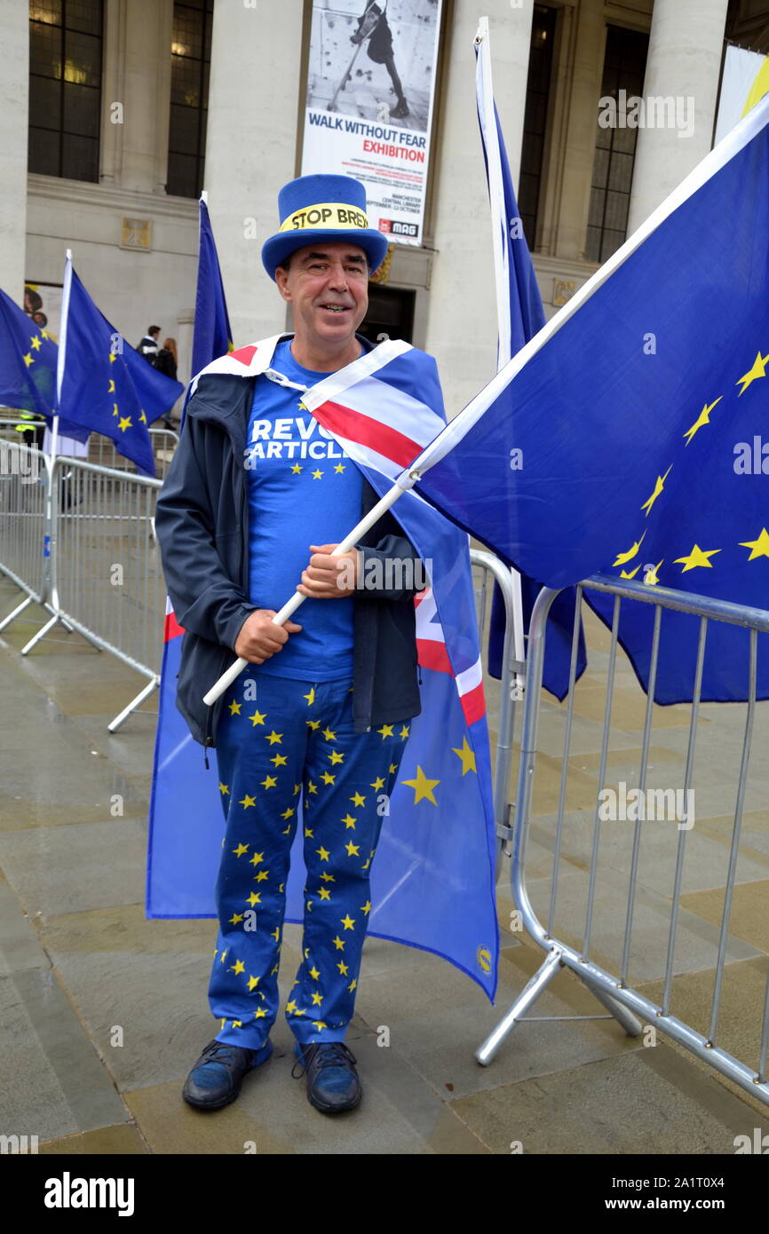 Anti-Brexit Demonstrant Stephen Bray, Gründer der Stand der Missachtung der Europäischen Bewegung (SODEM), außerhalb der Konservativen Partei Konferenz 2019 in Manchester, UK, als er bereitet zu starten. Stand der Missachtung der Europäischen Bewegung von Steven Bray im September 2017 gestartet wurde. Stockfoto