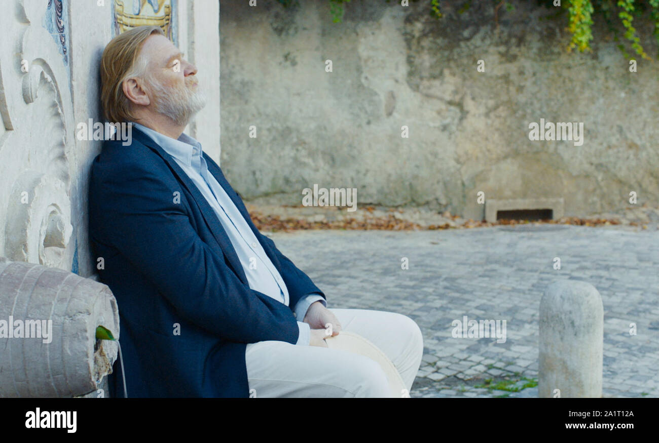 Erscheinungsdatum: Oktober 25, 2019 TITEL: Frankie Studio: Sony Pictures Classics Regie: Ira Sachs PLOT: Drei Generationen Auseinandersetzung mit eine lebensverändernde Erfahrung, die während eines Tages von einem Urlaub in Sintra, Portugal, eine historische Stadt für seine dichten Gärten und Märchen- Villen und Paläste bekannt. STARRING: Brendan Gleeson als Jimmy. (Bild: © Sony Pictures Classics/Entertainment Bilder) Stockfoto