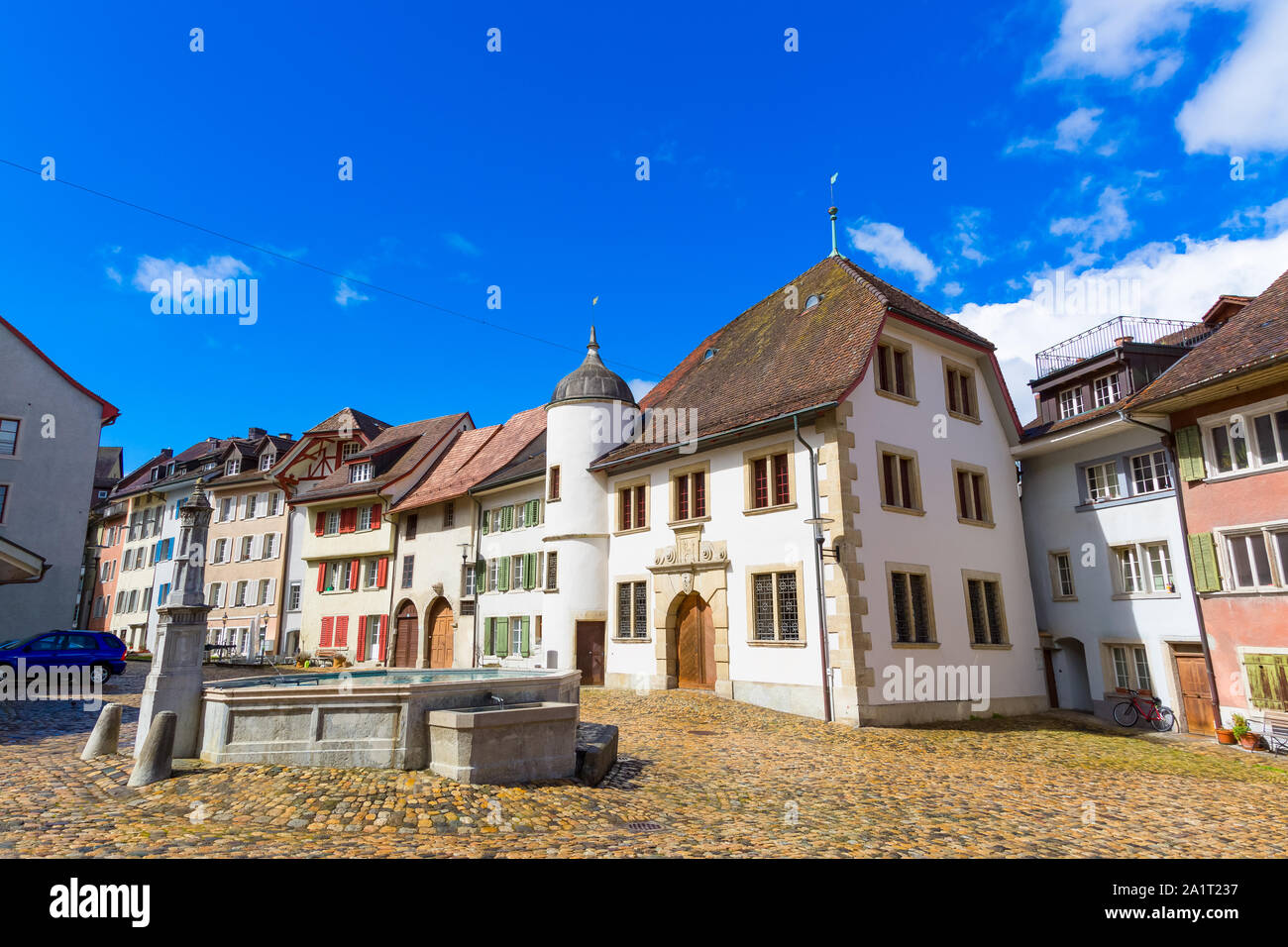 Altstadt Gebäude und Brunnen in der Stadt Brugg, Kanton Aargau, Schweiz Stockfoto