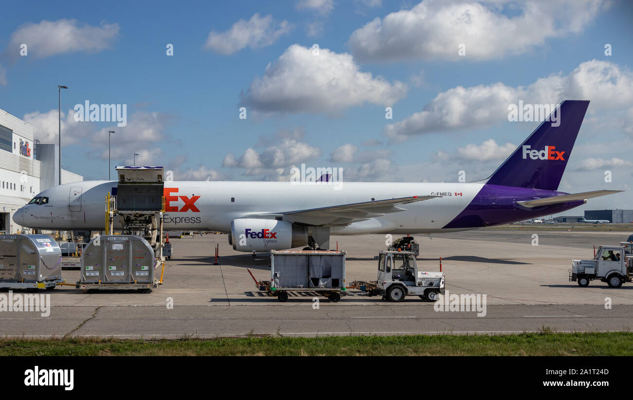 FedEx Boeing 757-2F wird an einem sonnigen Tag in Toronto Pearson Intl. Mit Fracht beladen. Flughafen: Stockfoto