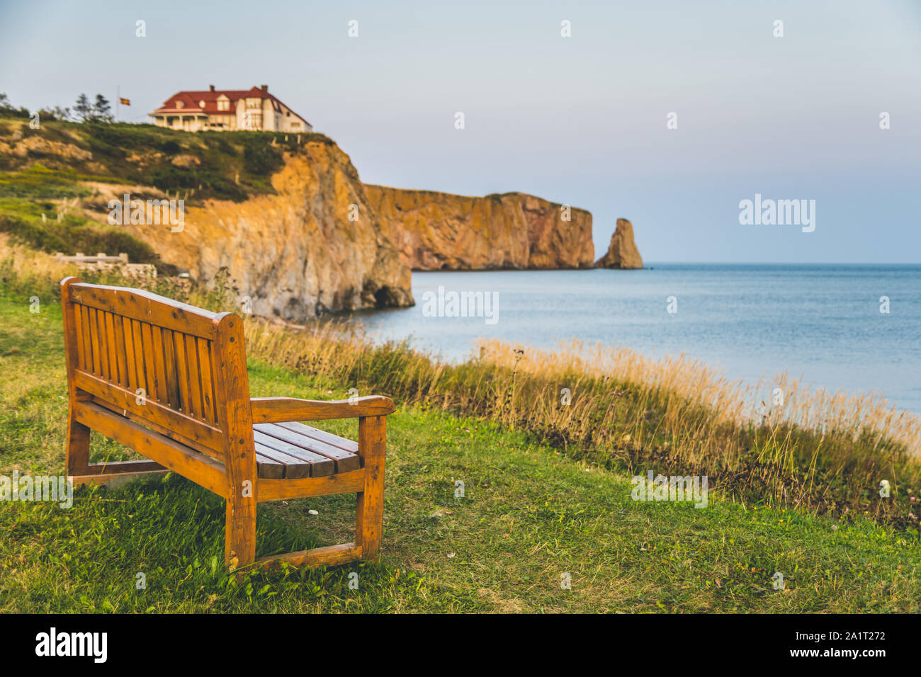 Bank an der Küste mit Blick auf den Percé Rock, Quebec, Kanada Stockfoto