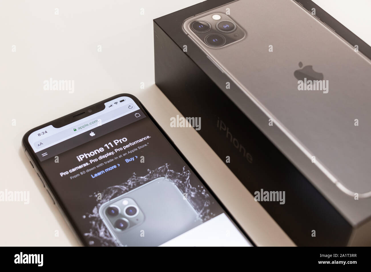 Neues iPhone 11 Pro Anzeige auf der Apple-Website, auf dem iPhone neben iPhone 11 Pro Box gezeigt. Stockfoto