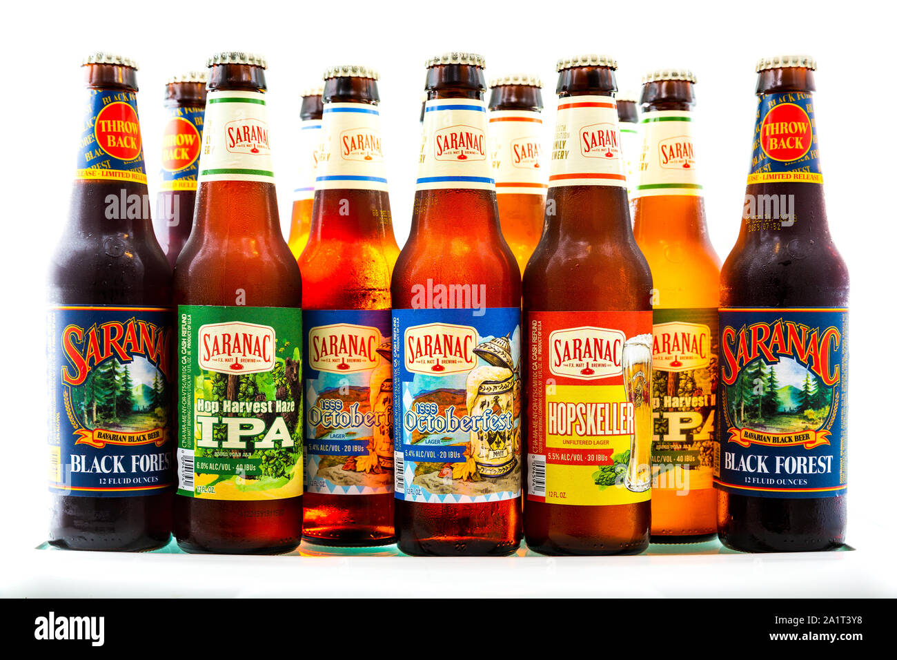 Sammlung von Oktoberfest Handwerk Bier auf einem Kühlschrank Regal Stockfoto