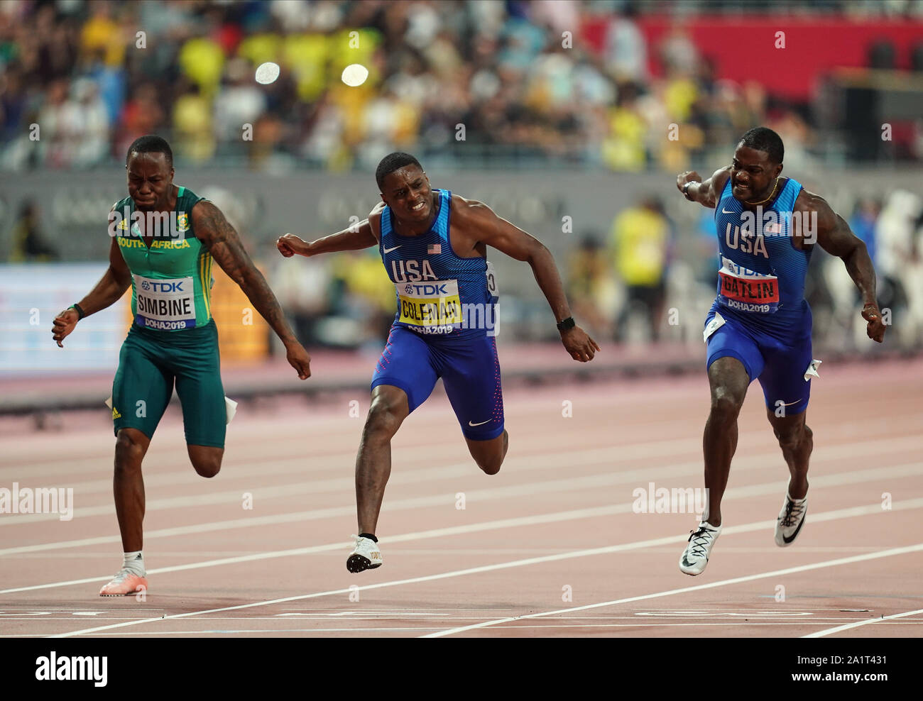 Doha, Katar. 28 Sep, 2019. Christian Coleman von United States Gewinn der Weltmeisterschaft vor Justin Gatlin der Vereinigten Staaten in die 100 Meter für Männer während des 17. IAAF Leichtathletik WM in der Khalifa Stadion in Doha, Katar. Ulrik Pedersen/CSM/Alamy leben Nachrichten Stockfoto