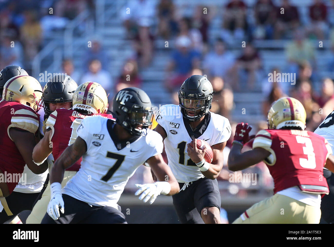 Massachusetts, USA. 28 Sep, 2019. Wake Forest Dämon-diakone quarterback Jamie Newman (12) läuft mit dem Ball während der NCAA Football Spiel zwischen Wake Forest Demon Diakone und Boston College Eagles unter Alumni Stadium. Credit: Cal Sport Media/Alamy leben Nachrichten Stockfoto