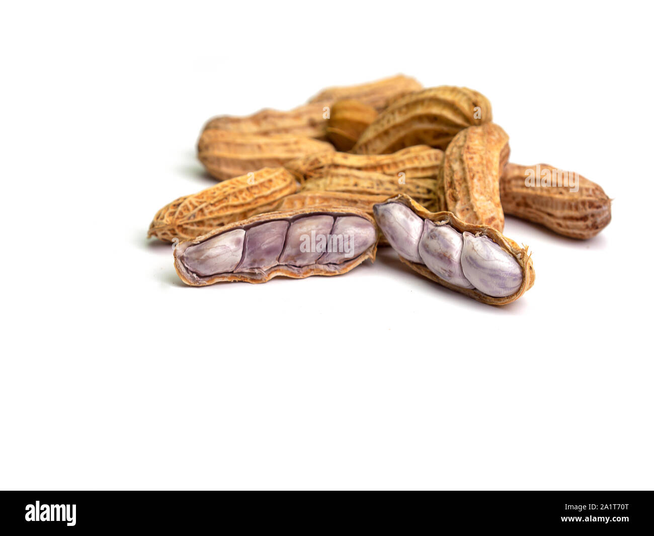 Gekochte Erdnüsse, platziert auf einem weißen Hintergrund. Stockfoto