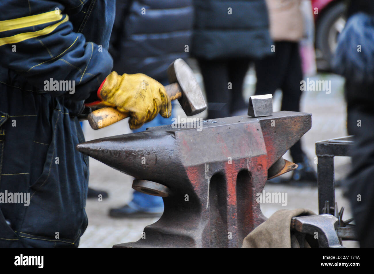 Schmied, der auf der Straße arbeitet Stockfoto