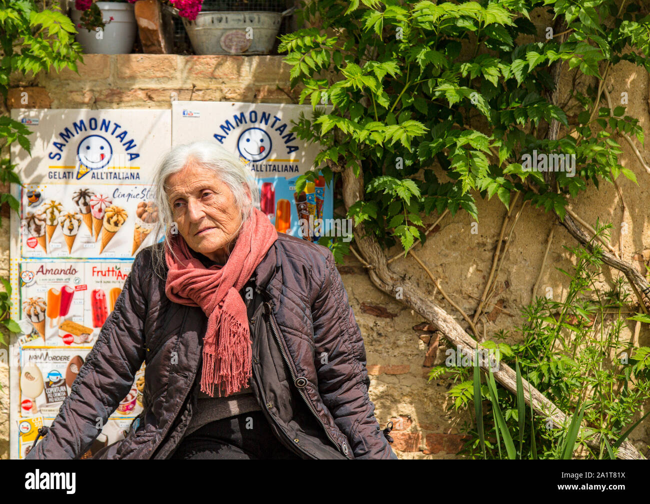 Val D'Orcia, Toskana/Italien - April 28, 2019: ältere Frau mit einer melancholischen, weit weg von starren Stockfoto