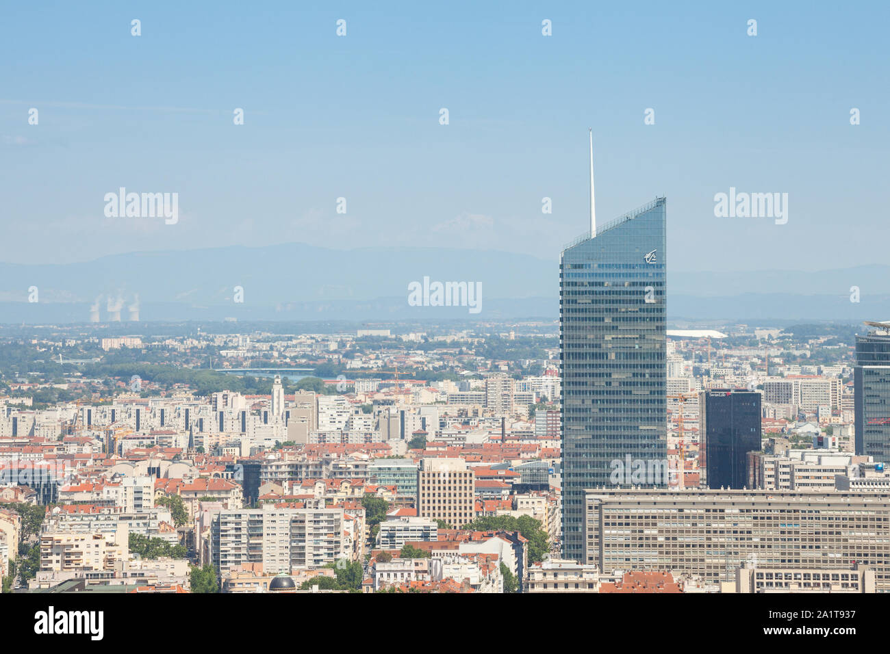 LYON, Frankreich - Juli 19, 2019: Antenne Panoramablick von Lyon mit der Skyline der Wolkenkratzer im Hintergrund sichtbar mit dem Hauptturm des Tour incity, die Stockfoto