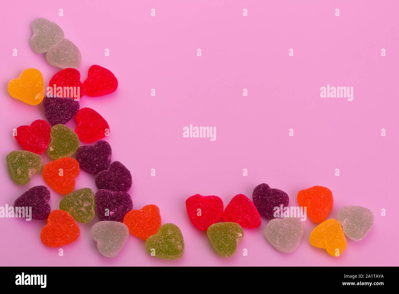 Liebe - Gelee auf weißem Hintergrund unter Rosa gel Beleuchtung für Hintergrund verwenden geformt Stockfoto