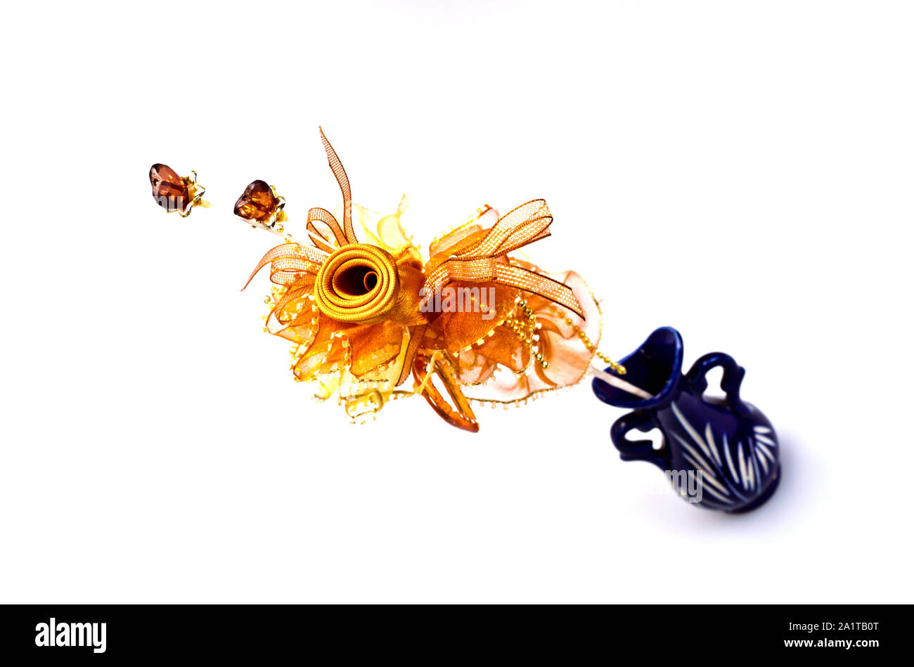 Schräger Blick auf einen braunen Blume von Band in blau Vase auf weißem Hintergrund Stockfoto