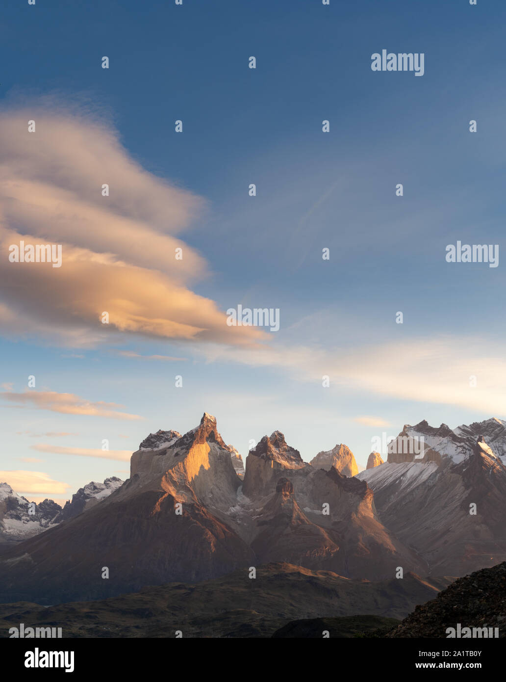 Schöne Licht taucht los Cuernos Del Paine Peak im Torres del Paine Nationalpark in Chile mit Linsenförmige Wolken über. Patagonien. Stockfoto