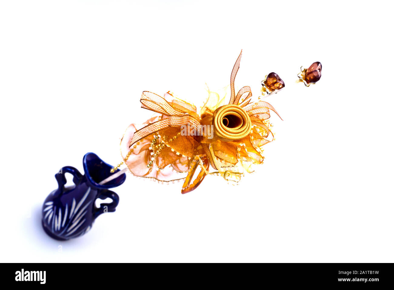 Schräger Blick auf einen braunen Blume von Band in blau Vase auf weißem Hintergrund im Querformat Stockfoto