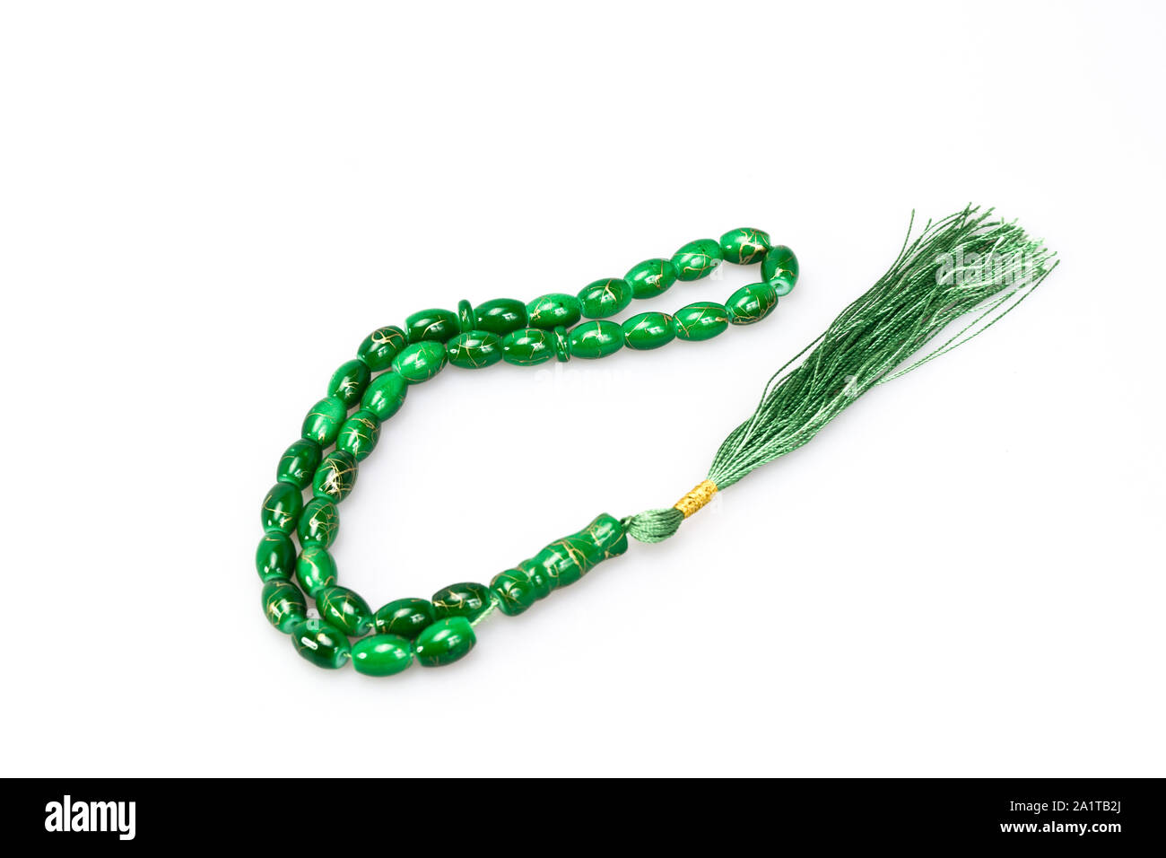 Grüne Rosenkranz auf weißem Hintergrund Stockfoto