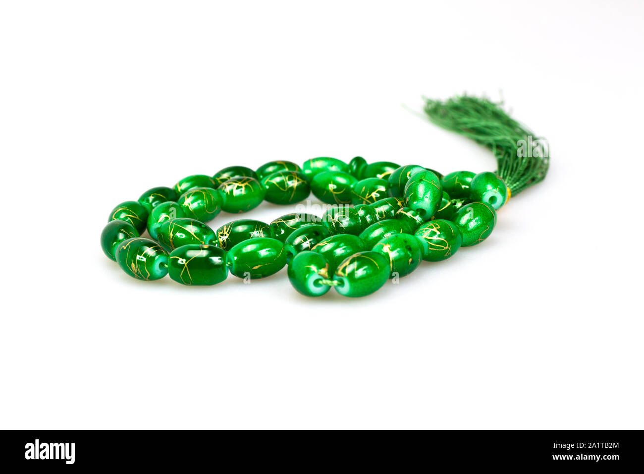 Grüne Rosenkranz auf weißem Hintergrund Stockfoto