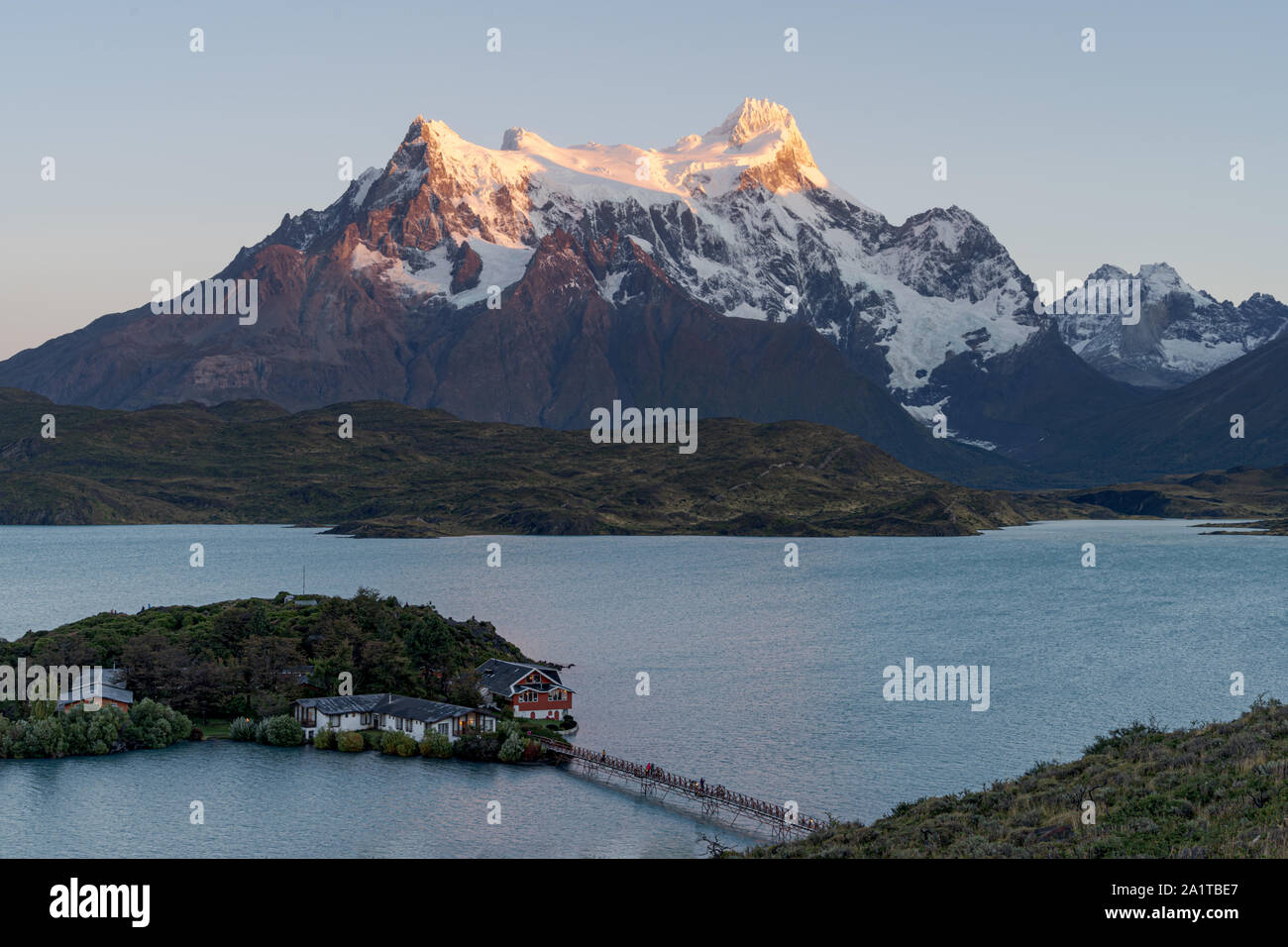 Paine Grande Licht vom frühen Morgen Sonnenlicht mit Estancia pehoe im Vordergrund. Stockfoto