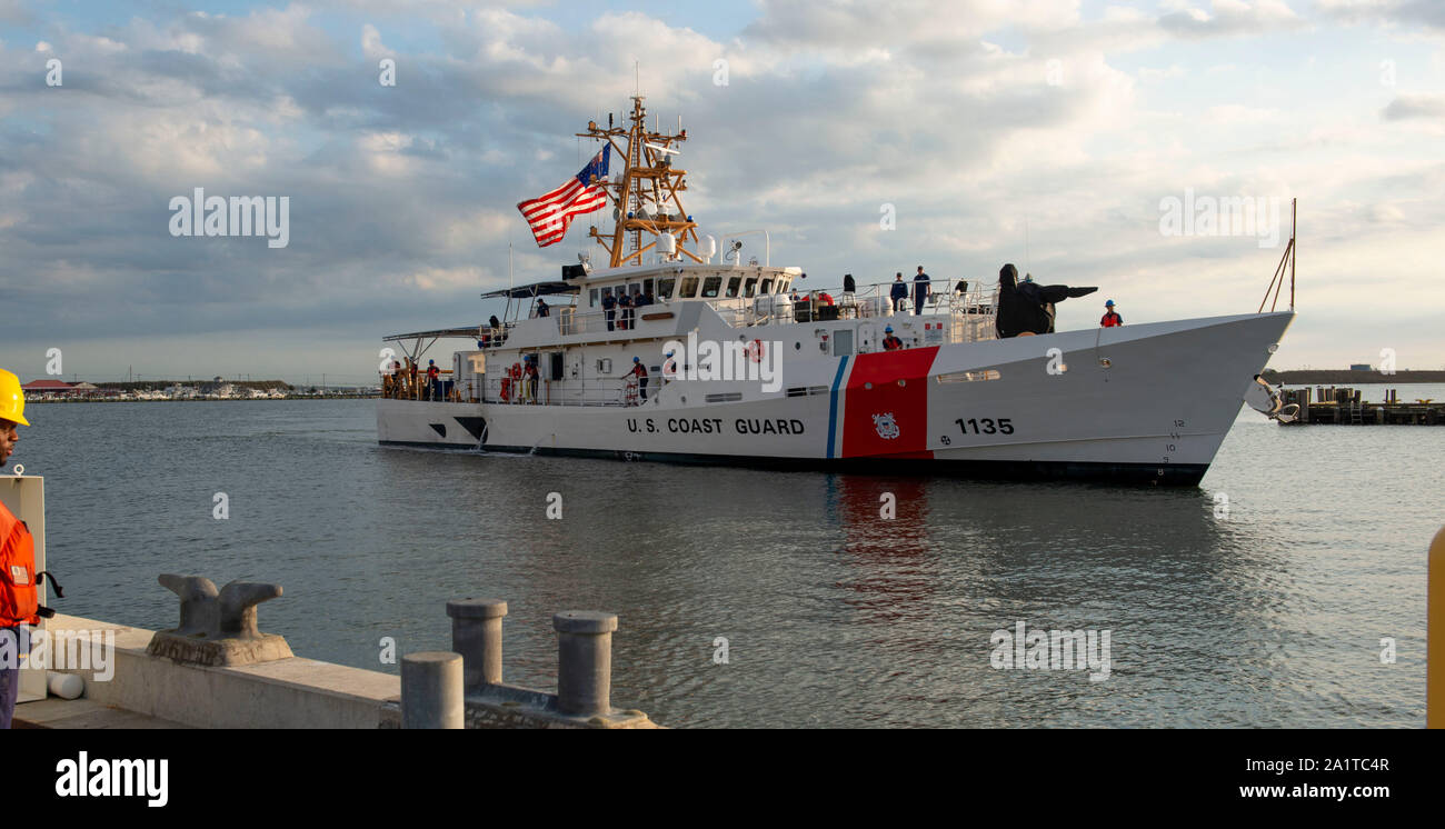 CAPE MAY, New Jersey. - Der U.S. Coast Guard Cutter Angela McShan kommt an Homeport zum ersten Mal, Sept. 28, 2019, im Training Center Cape May. McShan war ein Pionier für Frauen und afrikanische Amerikaner und war der erste afroamerikanische Frau zu Master Chief Petty Officer in der Küstenwache, gefördert zu werden. Sie war über zwei Jahrzehnte mit großer Hingabe und ist als beispielhaftes Leader und professionelle erinnert. Sie inspirierten die vielen Sie ausgebildet und wurde beschrieben, wie eine positive, freundliche und motivierende Person. McShan wurde eine stellare Performer, Mentor und Lehrer, inspirational Führer. Die Mas Stockfoto