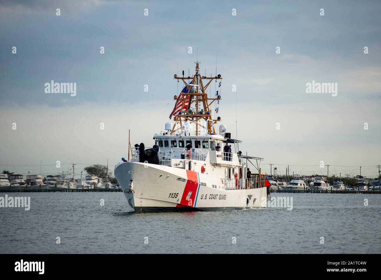 CAPE MAY, New Jersey. - Der U.S. Coast Guard Cutter Angela McShan kommt an Homeport zum ersten Mal, Sept. 28, 2019, im Training Center Cape May. McShan war ein Pionier für Frauen und afrikanische Amerikaner und war der erste afroamerikanische Frau zu Master Chief Petty Officer in der Küstenwache, gefördert zu werden. Sie war über zwei Jahrzehnte mit großer Hingabe und ist als beispielhaftes Leader und professionelle erinnert. Sie inspirierten die vielen Sie ausgebildet und wurde beschrieben, wie eine positive, freundliche und motivierende Person. McShan wurde eine stellare Performer, Mentor und Lehrer, inspirational Führer. Die Mas Stockfoto