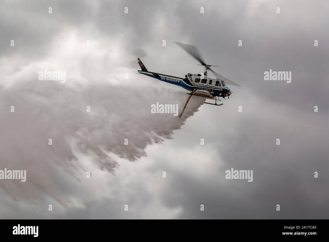 Südkalifornien Feuerwehren ihre Fähigkeiten am2019 Marine Corps Air Station Miramar Air Show auf der MCAS Miramar, Calif., Sept. 27 demonstrieren. In diesem Jahr air show ehren Ersthelfer durch mehrere Aufführungen und zeigt, dass markieren First Responders und ihre Leistungen. (U.S. Marine Corps Foto von Lance Corporal Robert Alejandre) Stockfoto