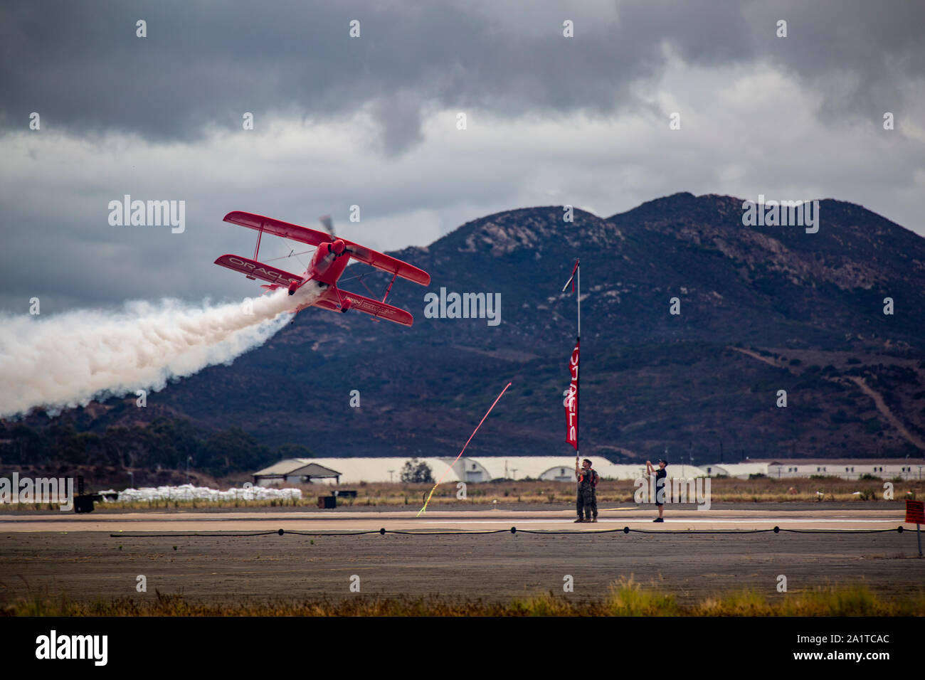 Sean Tucker führt Kunstflug am2019 Marine Corps Air Station Miramar Air Show auf der MCAS Miramar, Calif., Sept. 27. In diesem Jahr air show ehren Ersthelfer durch mehrere Aufführungen und zeigt, dass markieren First Responders und ihre Leistungen. (U.S. Marine Corps Foto von Lance Corporal Robert Alejandre) Stockfoto