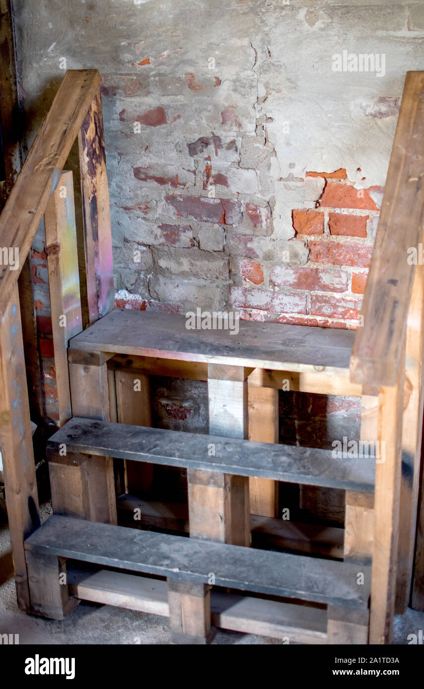 Holz Treppen führen zu keine Wo ... nur ein Zementierter bis brick wall Stockfoto