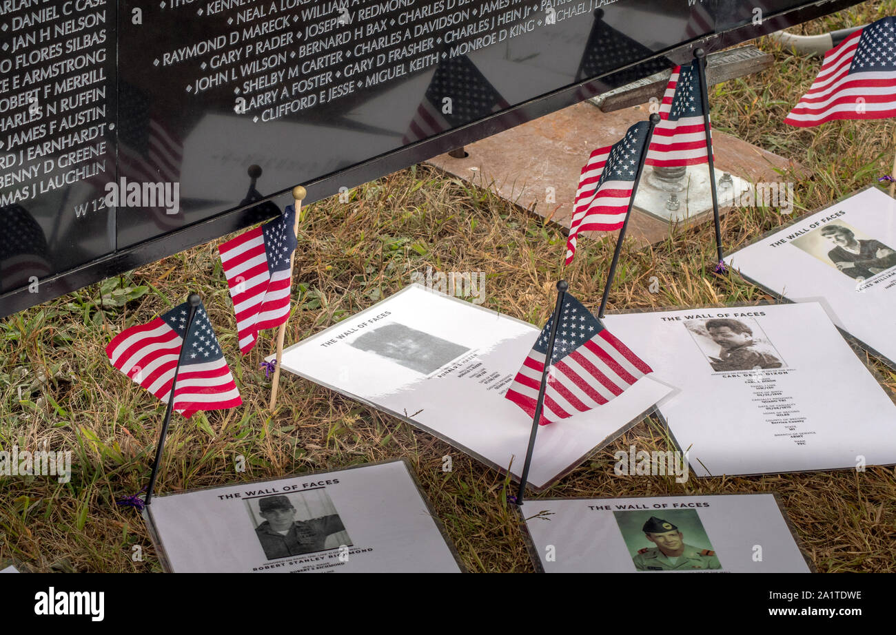 South Bend Indiana, USA, 21. September 2019; laminiert Fotos und bios der gefallenen Soldaten auf dem Boden unterhalb der Reisen Vietnam Memorial wa liegen Stockfoto