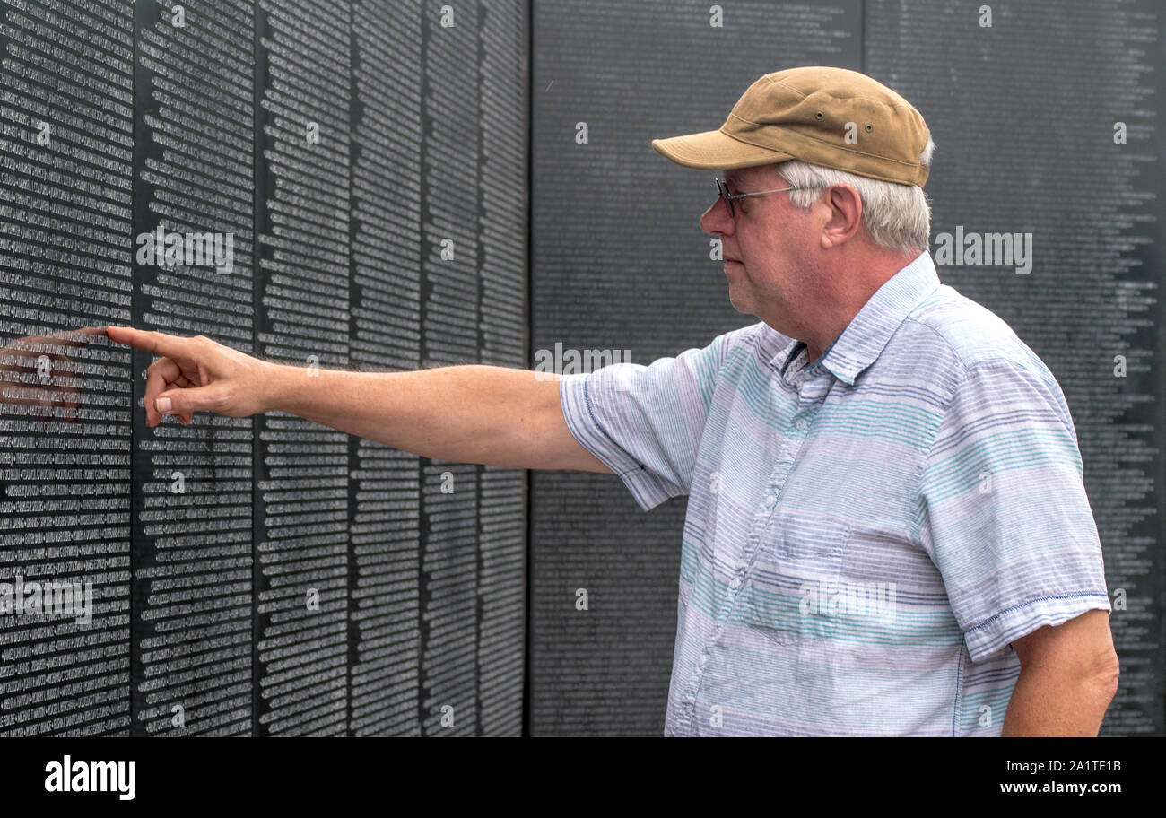 South Bend Indiana, USA, 21. September 2019; ein älterer Mann berührt den Namen eines Freundes, die auf der Reisen Vietnam Memorial Wand eingraviert ist Stockfoto