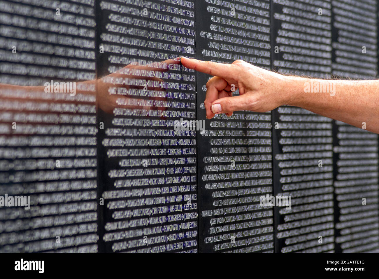 South Bend Indiana, USA, 21. September 2019; eine Hand berührt die Namen der gefallenen Soldaten, die auf der Reisen Vietnam Memorial Wand eingraviert Stockfoto