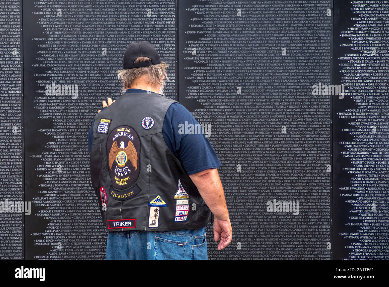 South Bend Indiana, USA, 21. September 2019, ein Mann mit Namen, die auf den Reisen Vietnam Memorial, ein Denkmal, das durch die United bewegt Stockfoto